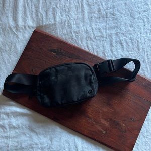 Lululemon everywhere belt bag BLACK on BLACK